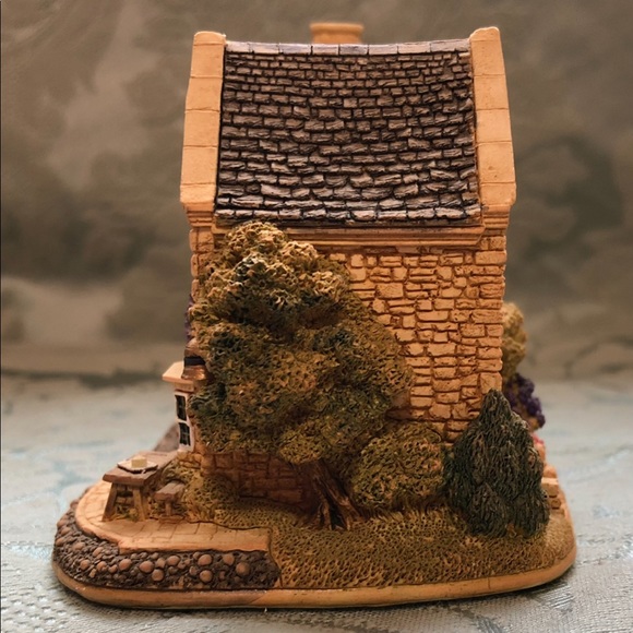 Lilliput Lane The Bell, Stilton | England Collection - Picture 4 of 9